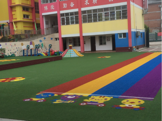 幼兒園草坪場地鋪設對地基有何要求